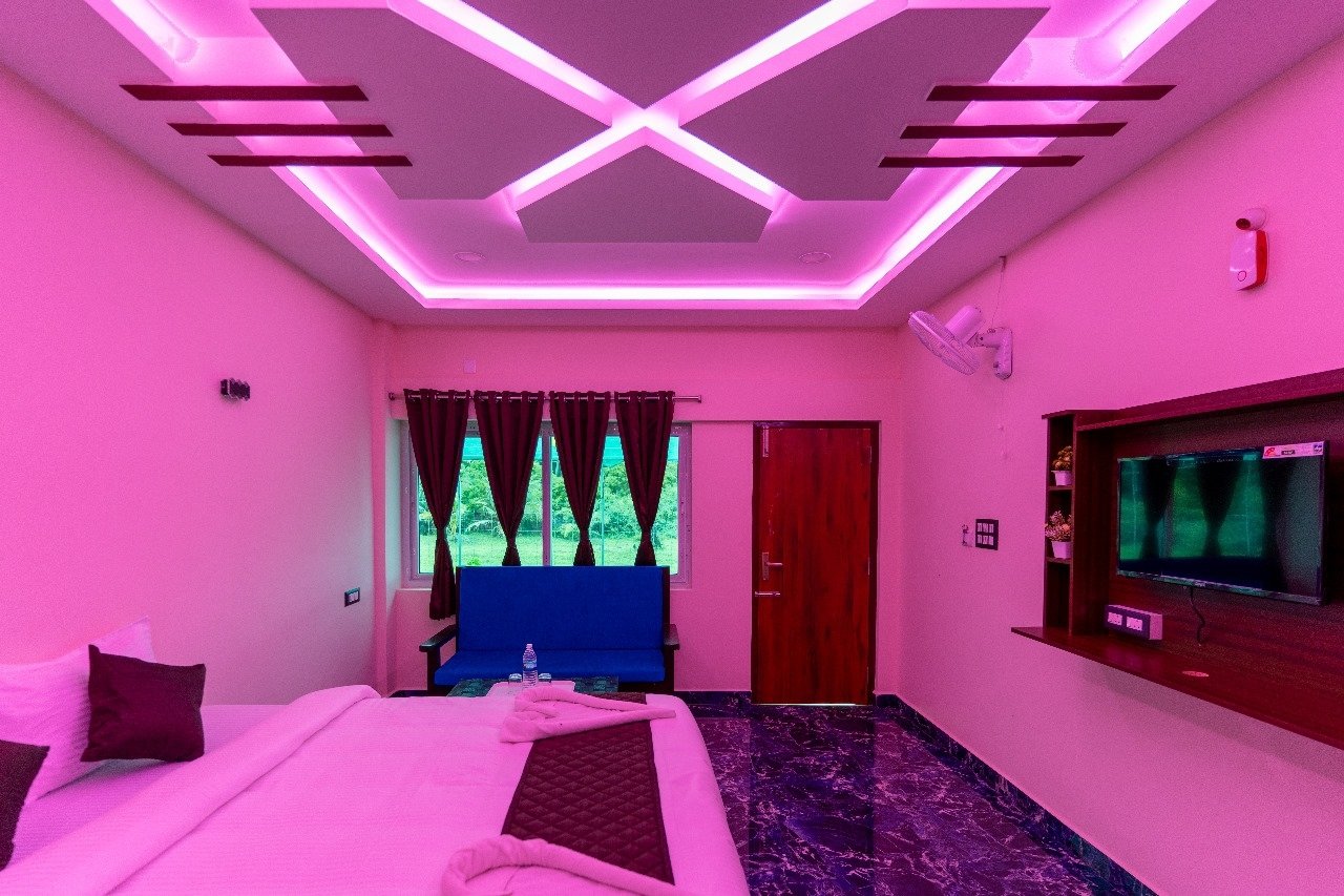 Comfortable Deluxe Suite Room